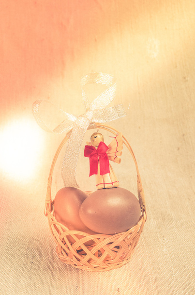 huevos de chocolate en una cesta - Foto, Imagen