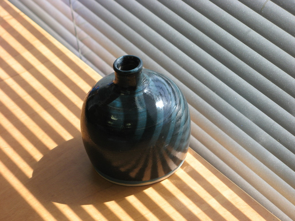 Lumière du soleil sur bouteille en céramique
 - Photo, image