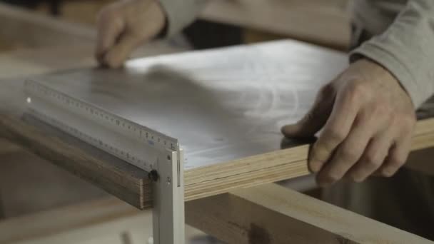 Trabajador de la madera poner dos tablas de madera iguales bajo borde recto de metal. Muebles
 - Imágenes, Vídeo