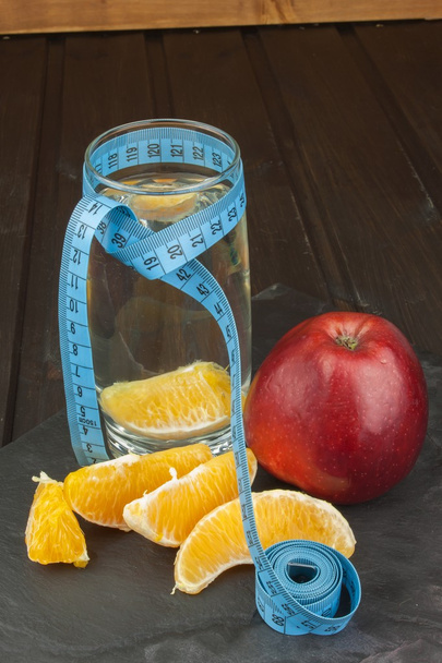 Gläser mit Wasser und Obst. Nahrung zur Gewichtsreduktion. Ernährungsprogramm. kontrollierte Ernährung. gesunde Ernährung für Sportler. Diät-Essen. fruchtiges Frühstück. - Foto, Bild