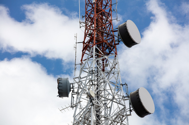 Torre del repetidor de antena de cerca en el cielo azul
. - Foto, Imagen