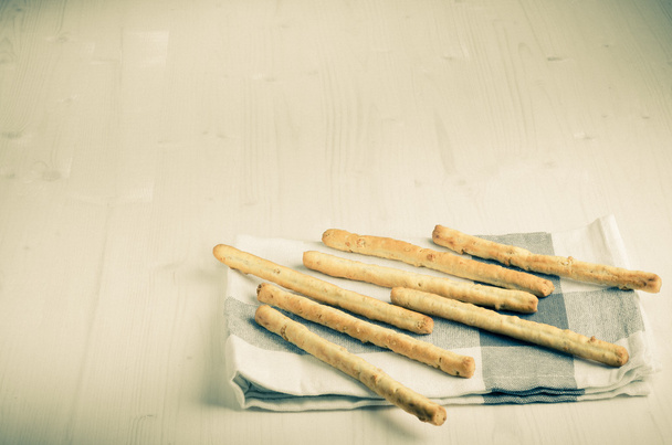 rustykalne paluszki chlebowe na stół z drewna, z bliska, tło - Zdjęcie, obraz