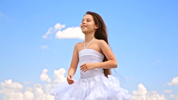 Ευτυχισμένο κορίτσι που πηδάει - Πλάνα, βίντεο
