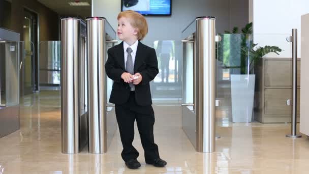 Junge im Anzug steht in Nähe des Eingangs - Filmmaterial, Video