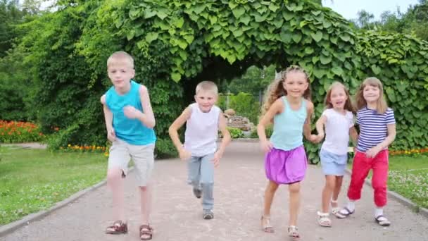 happy children running under arch - Metraje, vídeo