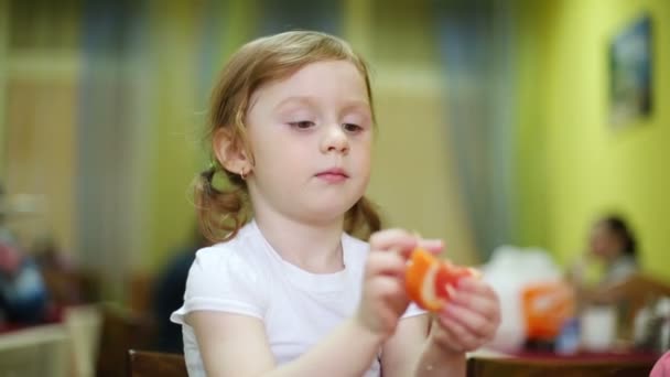 girl with slice of grapefruit - Felvétel, videó