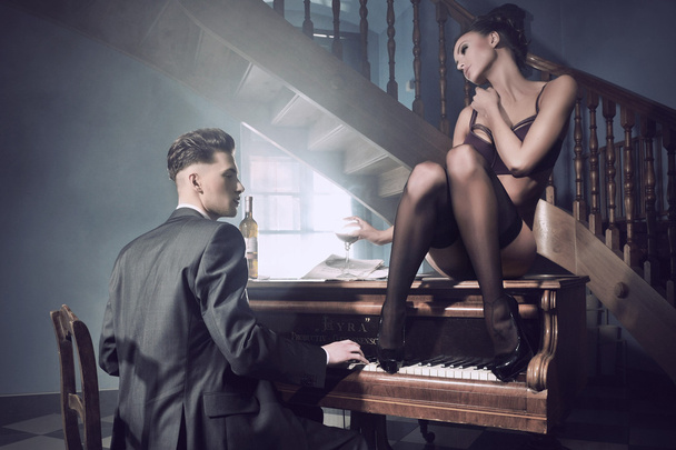 σέξι ζευγάρι σε μια οικεία κατάσταση με πιάνο - Φωτογραφία, εικόνα