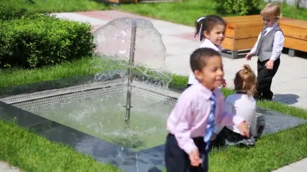 Four children  near fountain - Πλάνα, βίντεο