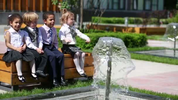 Four children  sits on bench  - Metraje, vídeo