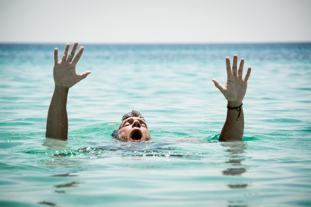 Утонул человек в море
 - Фото, изображение