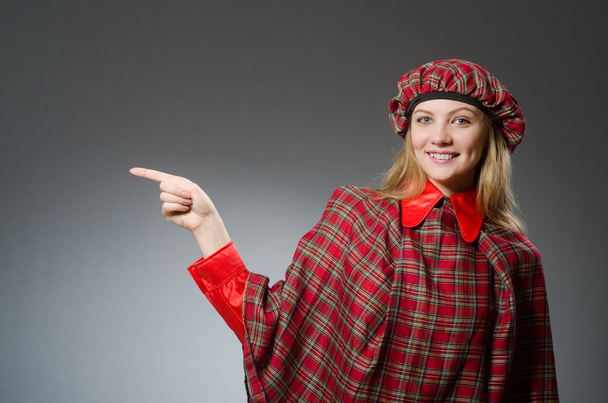 Femme portant des vêtements écossais traditionnels - Photo, image