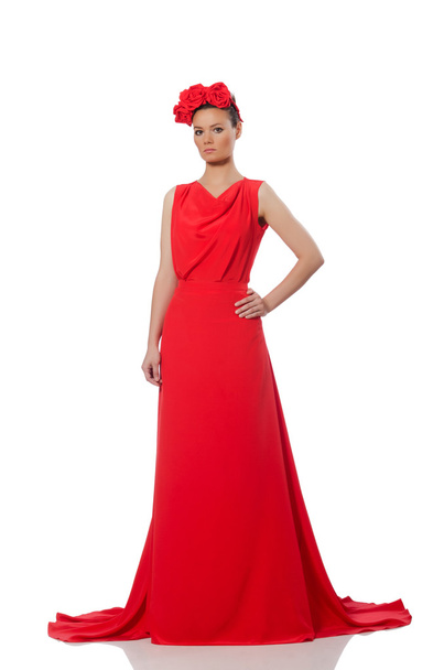 Красивая кавказская модель в красном длинном вечернем платье
 - Фото, изображение