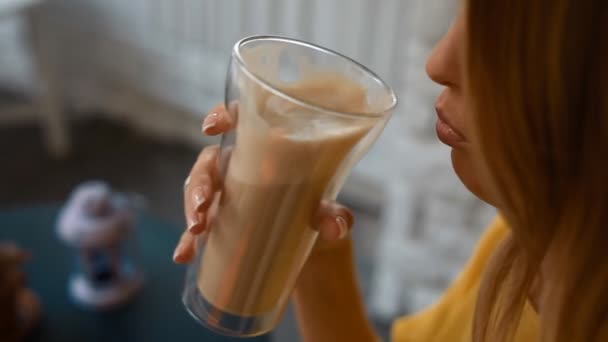 女性コーヒーを飲むカプチーノ - 映像、動画