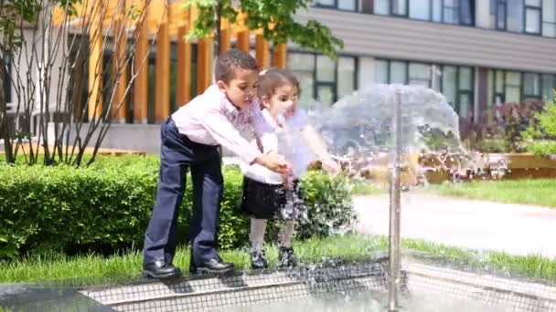 Brother and sister mulatto  near fountain  - Séquence, vidéo