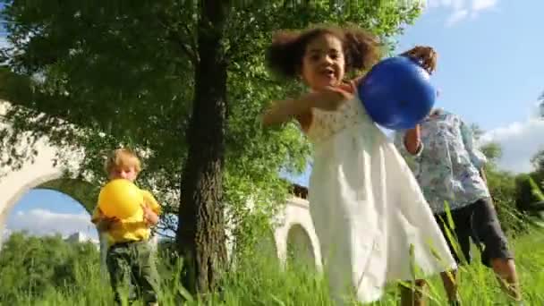 Girl with ball and boys - Filmmaterial, Video