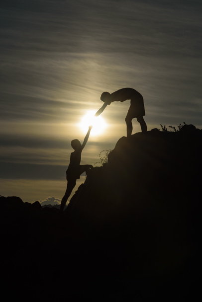 çocuklar çekme birlikte tırmanma yardımcı oldu - Fotoğraf, Görsel