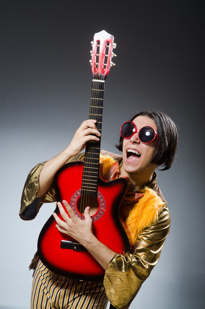 Man met de gitaar in muzikaal concept - Foto, afbeelding