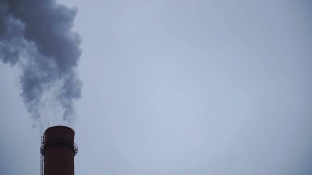 průmyslové komíny emise toxických látek do oblohy, znečišťování životního prostředí - Záběry, video
