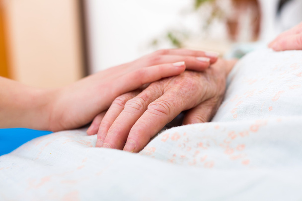 Nurse holding the hand of an elderly woman - Foto, Imagem
