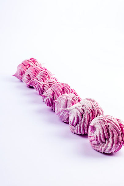 Kotitekoinen vaaleanpunainen vaahtokarkki jauhettua sokeria
 - Valokuva, kuva