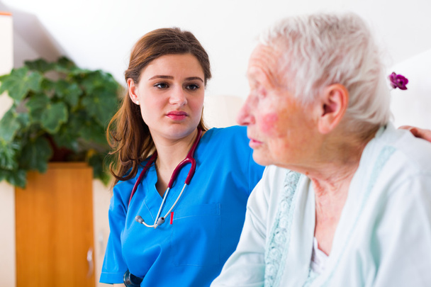 Медсестра з літньою жінкою терпіння
 - Фото, зображення