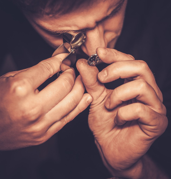 Retrato de um joalheiro durante a avaliação de jóias
.  - Foto, Imagem
