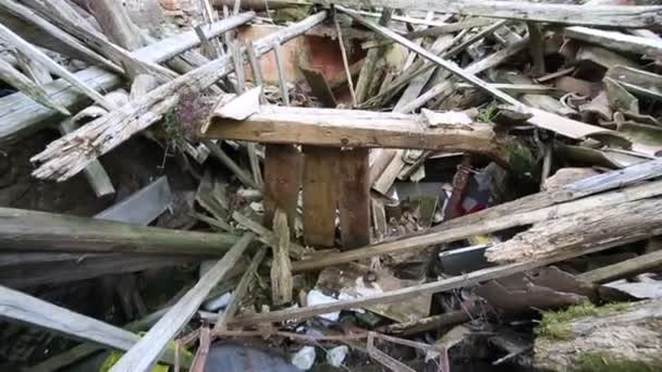 強力な地震によって破壊された家 - 映像、動画