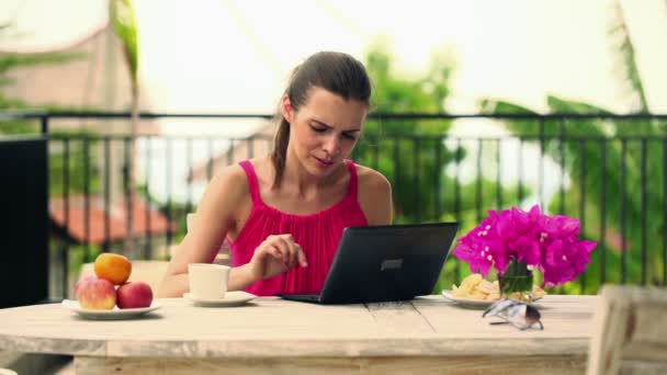 mujer con ordenador portátil junto a la mesa en la terraza
 - Imágenes, Vídeo