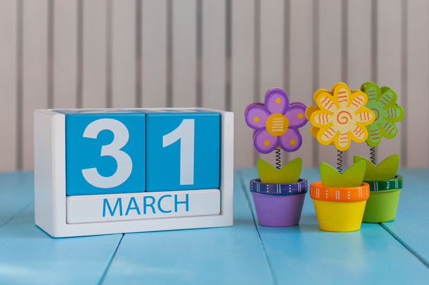 31 mars. Image du 31 mars calendrier de couleurs en bois sur fond blanc avec des fleurs. Jour du printemps, espace vide pour le texte. Journée mondiale de sauvegarde et fin de mois
 - Photo, image