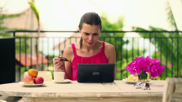 Woman doing online shopping on laptop computer - Video, Çekim