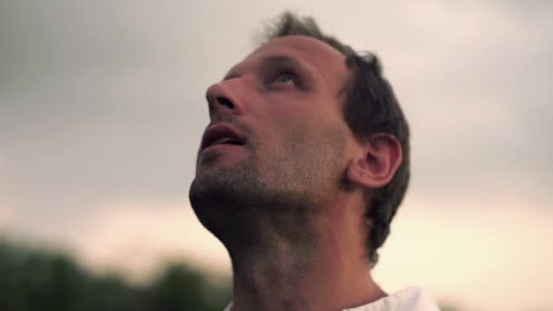 Pensive and hopeful man looking around  - Materiał filmowy, wideo