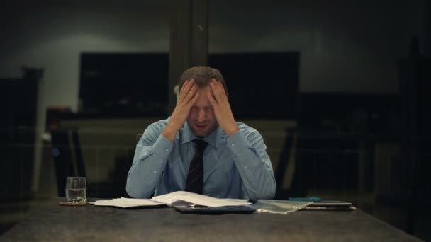 Overworked businessman having headache in the office - Imágenes, Vídeo