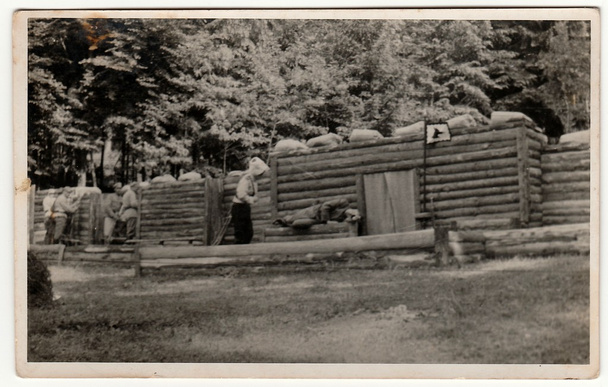 Photo vintage montre des soldats devant la fortification en rondins. Photographie antique noir & blanc
. - Photo, image