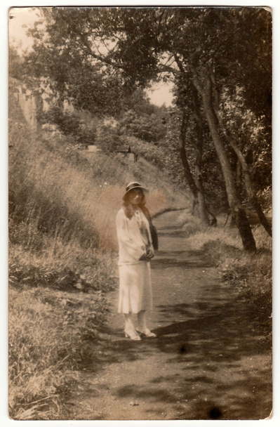 Foto vintage muestra chica joven al aire libre. Fotografía antigua en blanco y negro
. - Foto, imagen