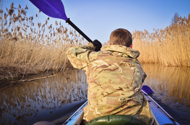 Mann im Kanu paddelt auf dem Fluss - Foto, Bild