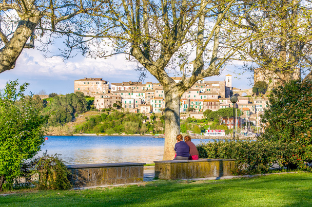 vieilles dames bavarder sur le rivage de la rivière en Italie - Capodimonte - Lazi
 - Photo, image
