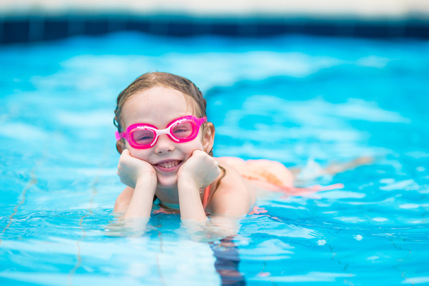 Kis boldog aranyos lány a szabadtéri úszómedencében - Fotó, kép