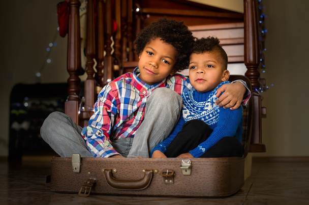 zwei Jungen sitzen im Koffer. - Foto, Bild