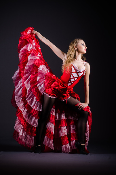 Fiatal nő piros ruha tánc - Fotó, kép