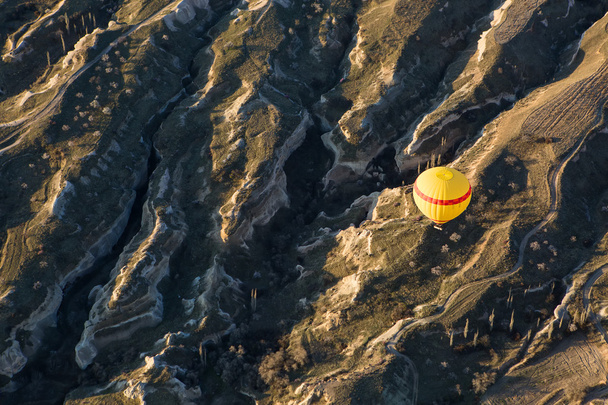 Air balloon above the valley - Φωτογραφία, εικόνα