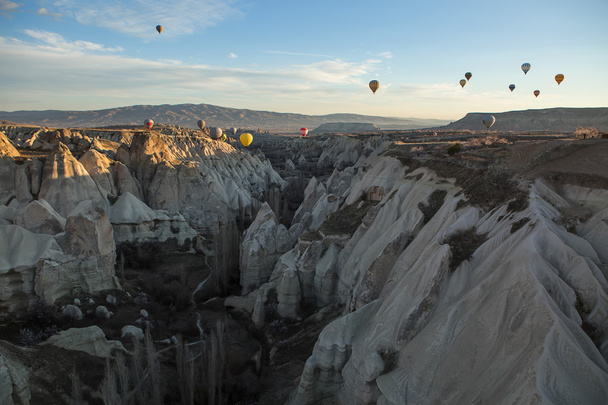 Air balloons above the mountains - Foto, Imagen