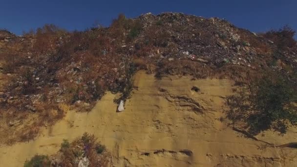 廃棄物が散らばっている採石場斜面 - 映像、動画