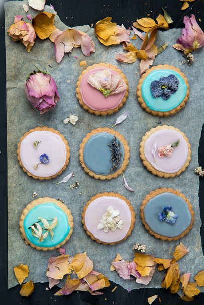 hausgemachte Kekse mit pastellfarbener Glasur überzogen - Foto, Bild