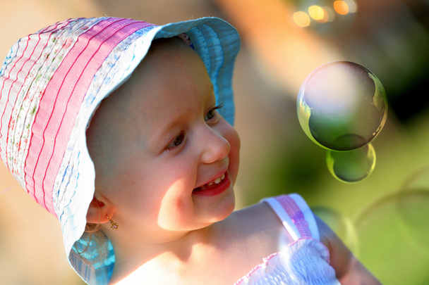 malá holčička se baví s nějakou mýdlové bubliny - Fotografie, Obrázek