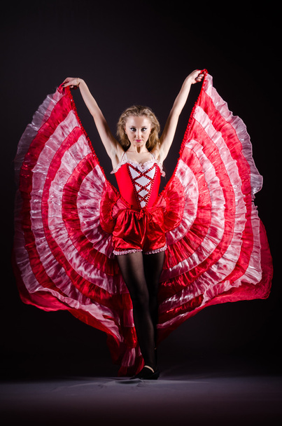 Молода жінка танцює в червоній сукні
 - Фото, зображення