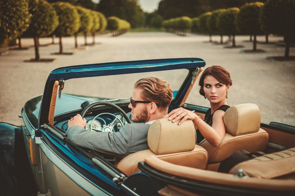 pareja en un convertible clásico
  - Foto, imagen