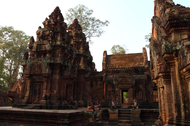 Детальное оформление стен храма Бантей Срей в Ангкоре
 - Фото, изображение
