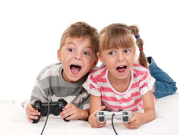 Счастливые девочка и мальчик играют в видеоигру
 - Фото, изображение