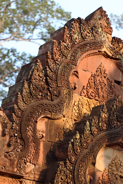 Детальное оформление стен храма Бантей Срей в Ангкоре
 - Фото, изображение