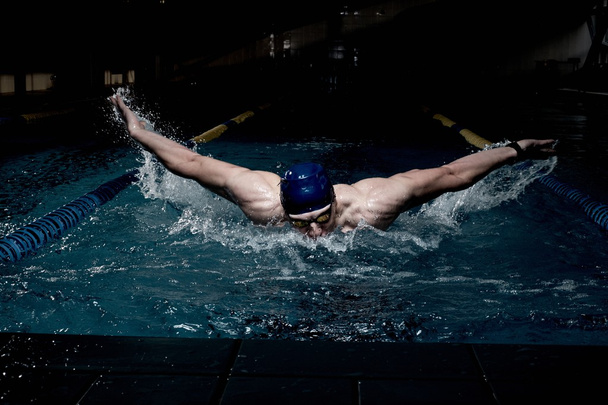 Αθλητής που κολυμπά στην πισίνα - Φωτογραφία, εικόνα